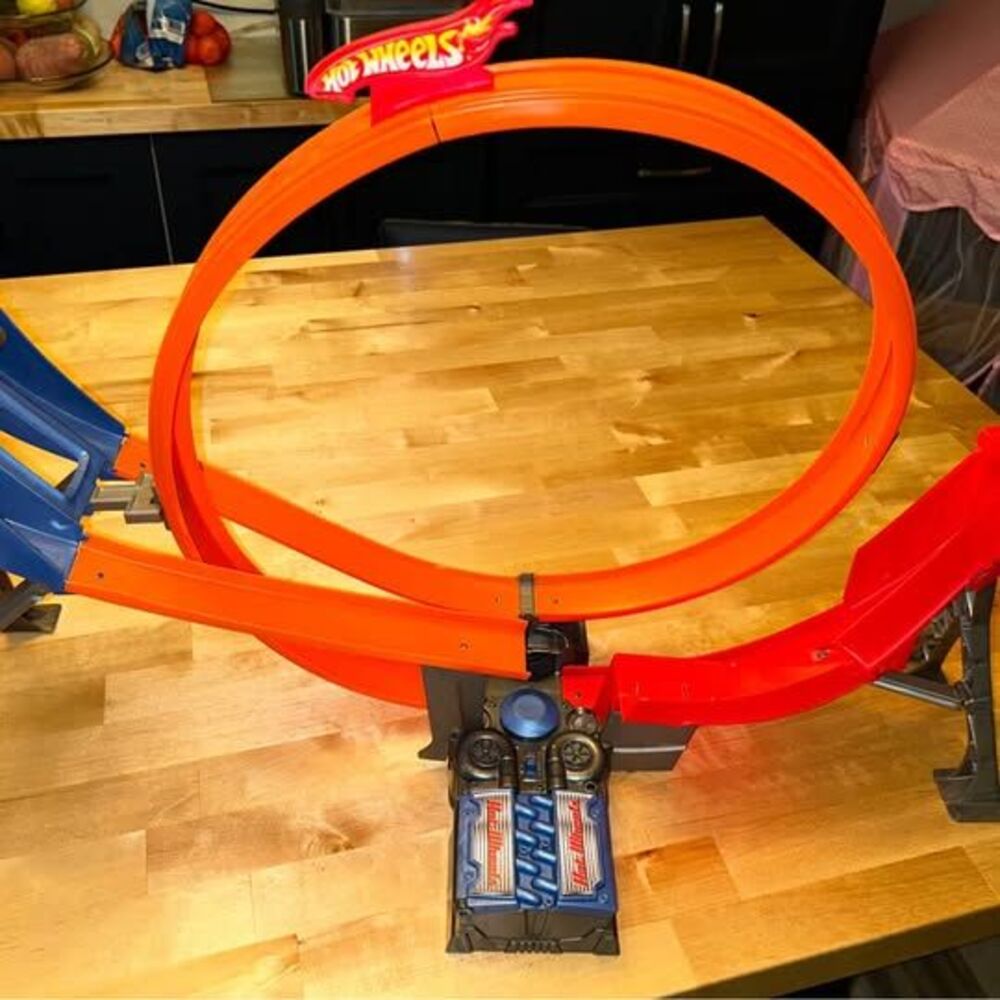 Hot Wheels Action Powered Shift Motor Raceway - Picture 2 of 5